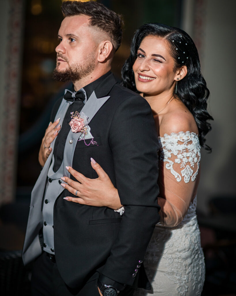 Fotograf nuntă Oradea – mire și mireasă îmbrățișați